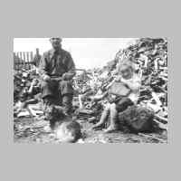 022-0368 oldbach im August 1944. Ilse Bressem mit Dackel -Manu- auf dem elterlichen Hof. Mit auf dem Foto ein polnischer Arbeiter Namens Chanaeki..jpg